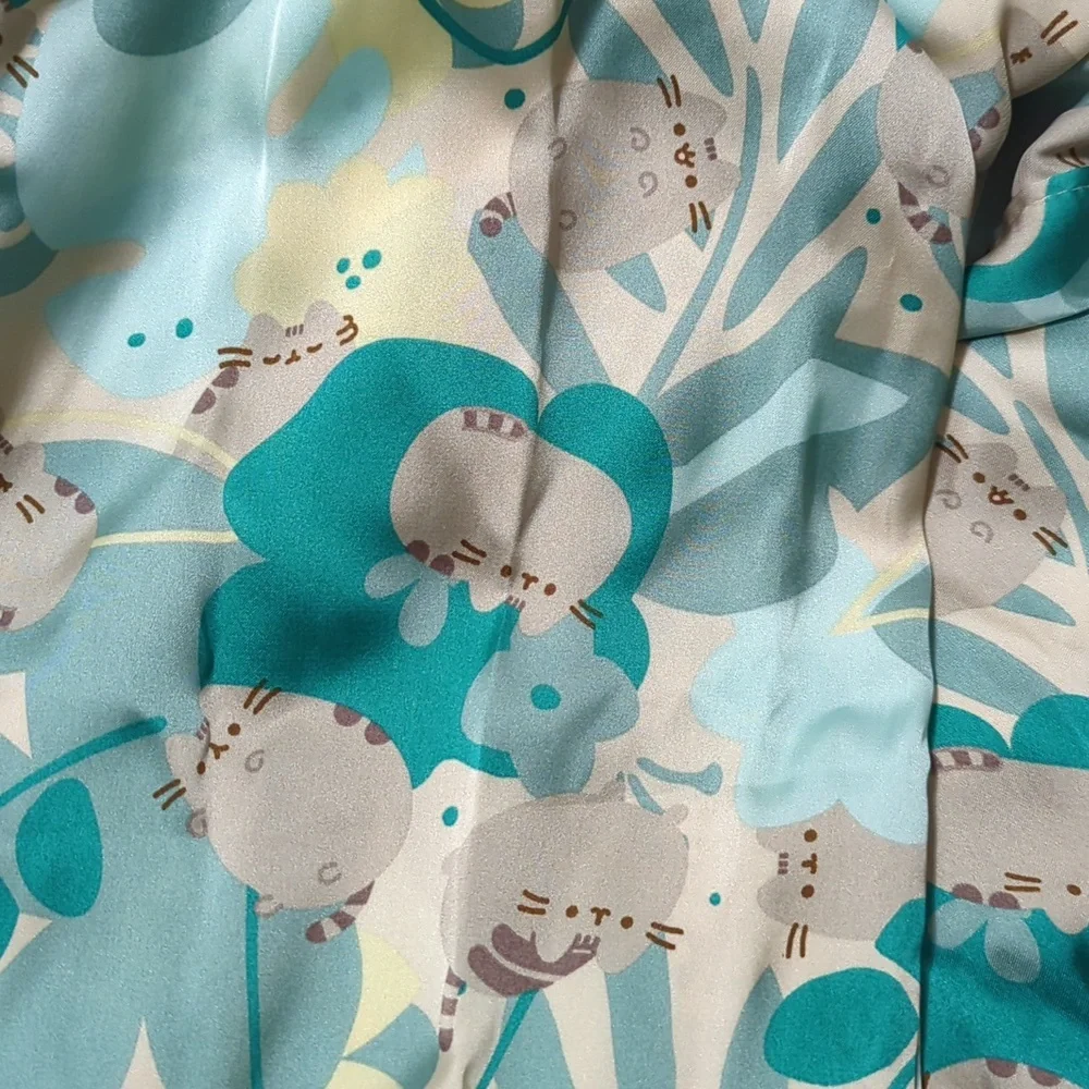 Pusheen Spring Box Robe - Picture 2 of 4